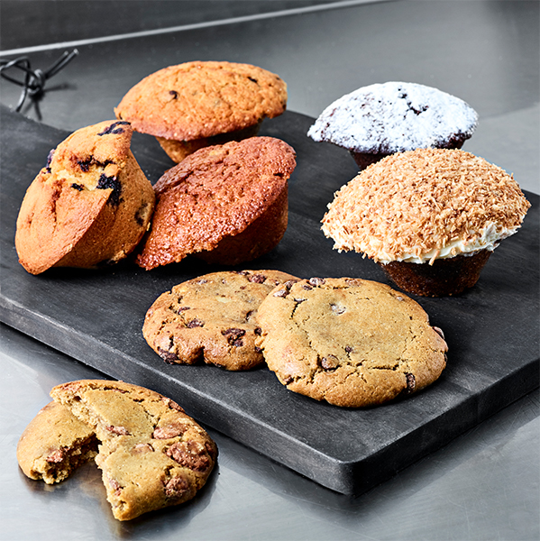 Muffins og hjemmebagte småkager på et skærebræt